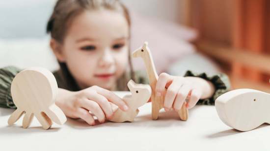 Niña jugando