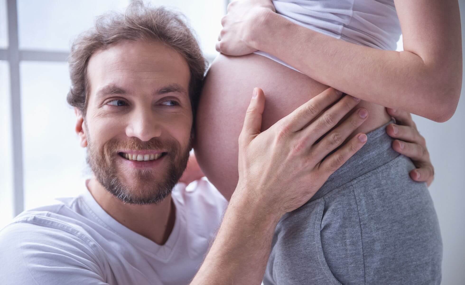Hombre con mujer embarazada