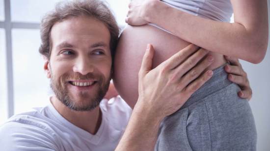 Hombre con mujer embarazada