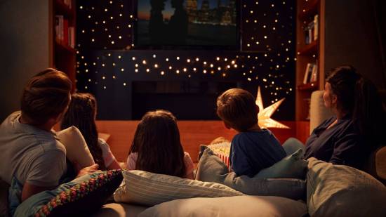 Familia viendo película