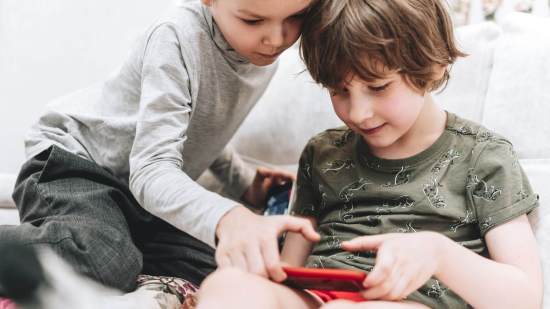 Niños jugando con el celular