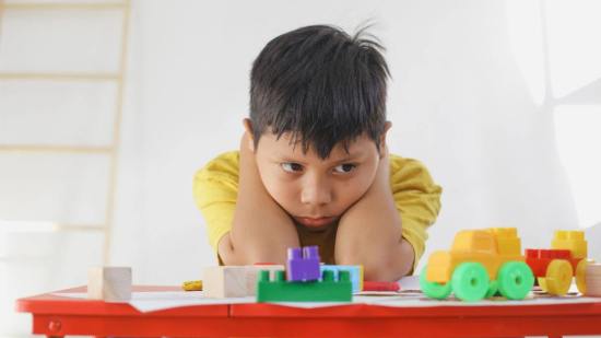 niño esperando