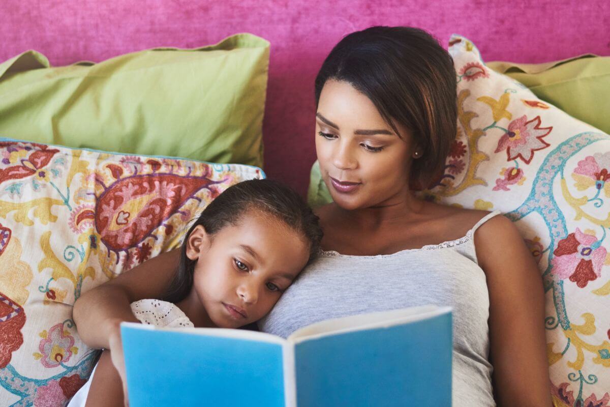 Mama e hija leyendo
