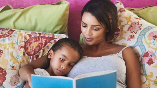 Mama e hija leyendo