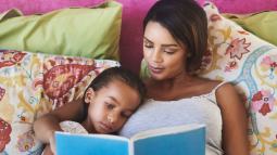Mama e hija leyendo