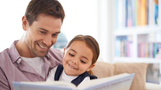 Papa e hija leyendo