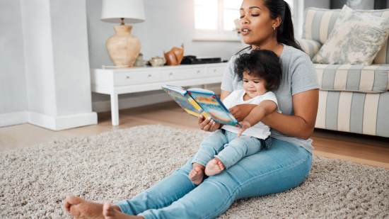 mamá leyendo libro a bebé