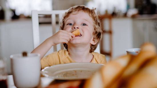 niño comiendo feliz