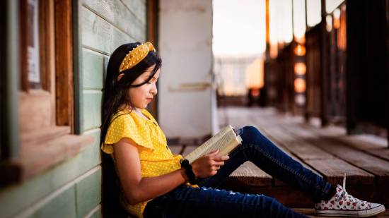Niña leyendo