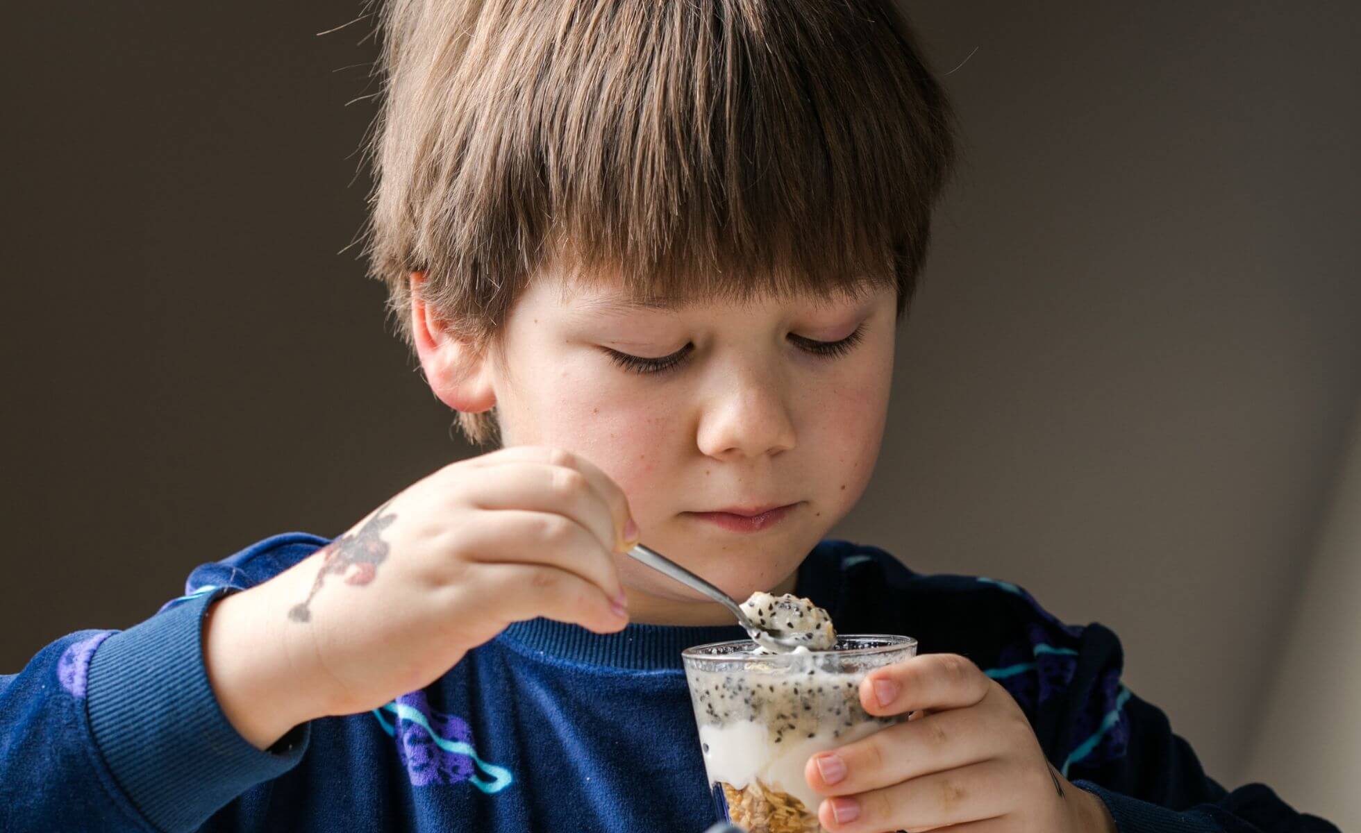 Niño comiendo postre