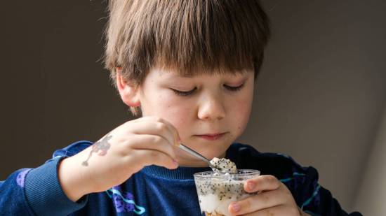 Niño comiendo postre