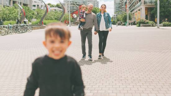 Familia en la ciudad
