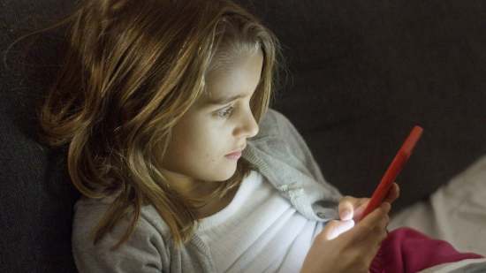 niña pantalla