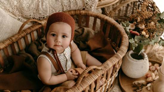 niño en canasta