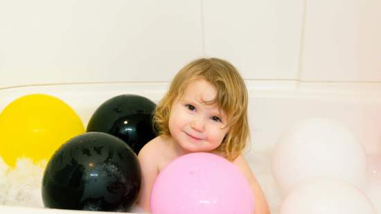 Niña juega