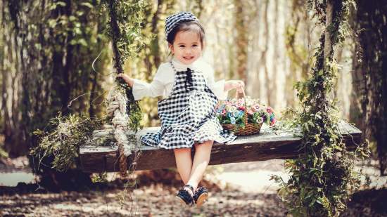 niña en bosque