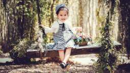 niña en bosque