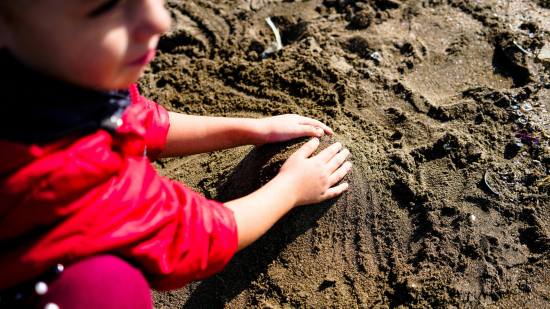 niño con tierra