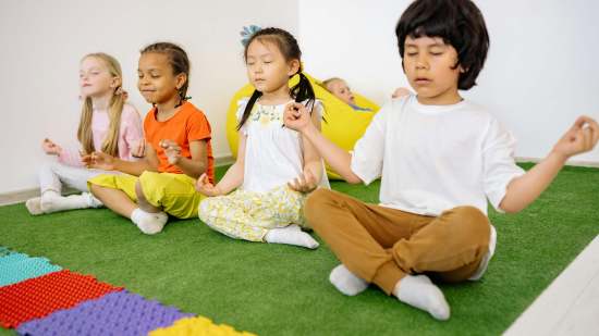 niños meditando
