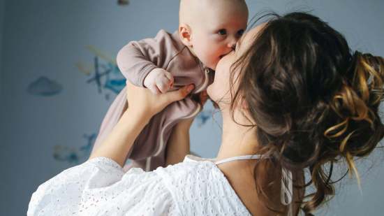 mamá canta a bebé