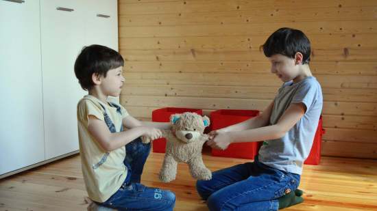 niños peleando