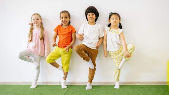 niños haciendo ejercicio