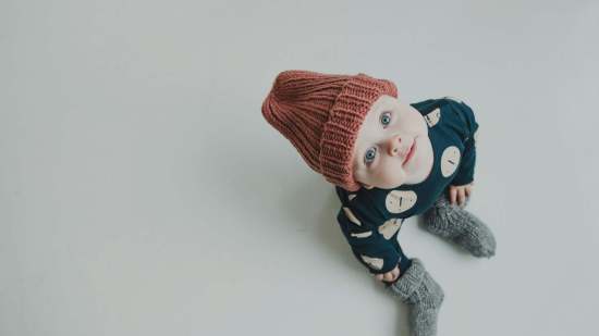 niño con gorro tejido